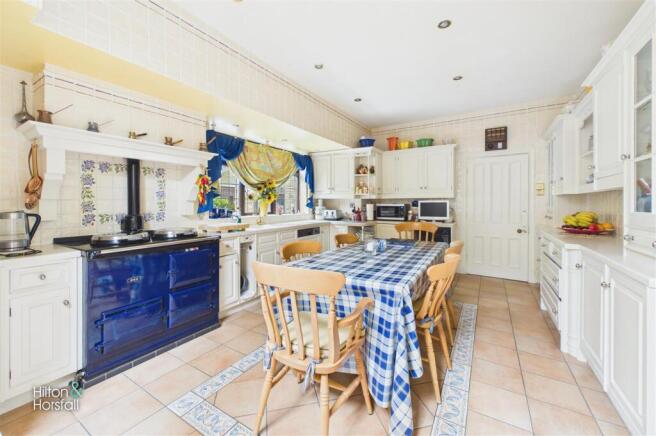 5 bed Detached for sale Image 12