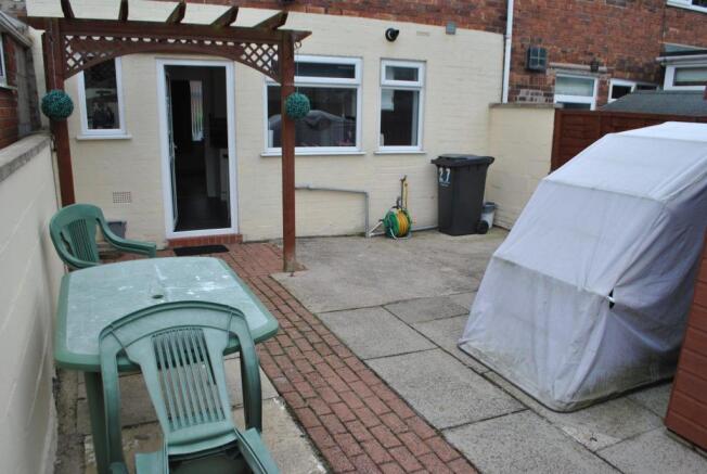 ENCLOSED REAR GARDEN