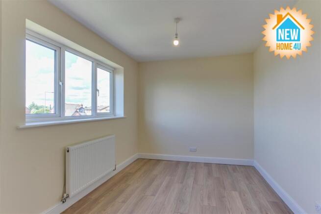 MAIN BEDROOM: