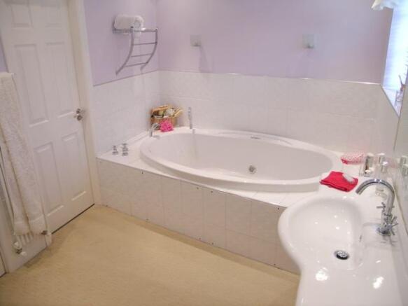 FAMILY BATHROOM / WC