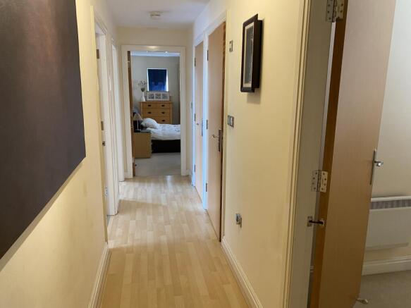 3 bed Apartment to rent Image 12