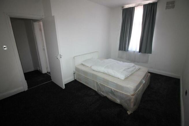 4 bed House to rent Image 5