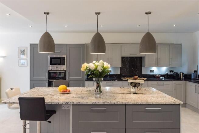 6 bed Detached for sale Image 5