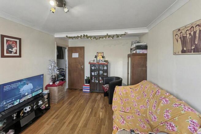 2b Neville Walk, Carshalton, SM5 1JG