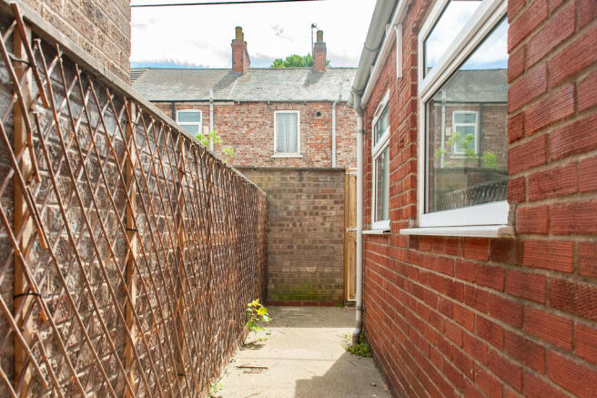 2 bed Terraced to rent Image 8