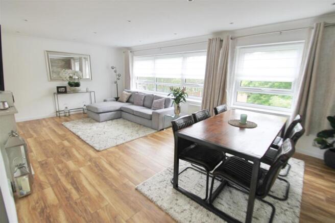 Lounge/Dining Room: