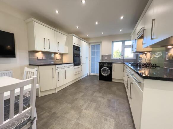 KITCHEN/BREAKFAST ROOM