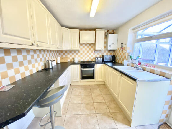 Curlew Close, Ferndown, Dorset photo 3