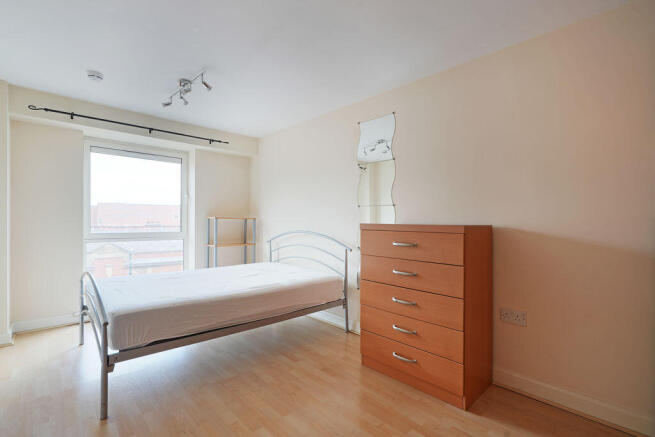 3 bed Apartment to rent Image 8