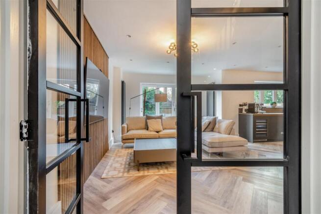 8628166-interior10.jpg