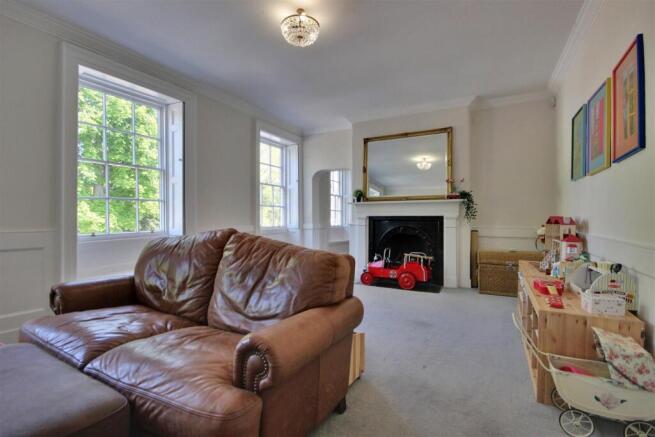 6 bed Town House for sale Image 6