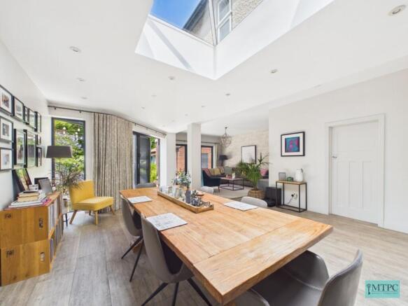 4 bed Semi-Detached to rent Image 5