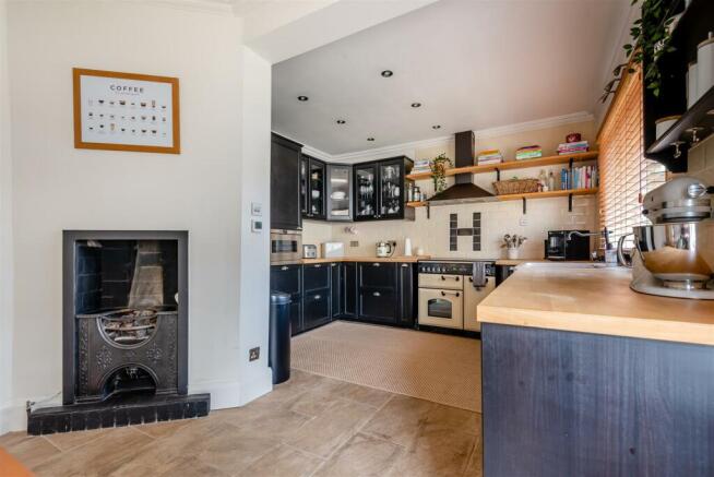 8608382-interior06.jpg