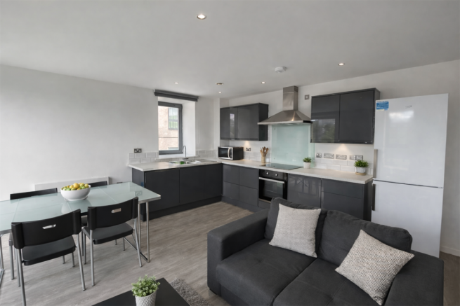 4 bed Apartment to rent Image 3