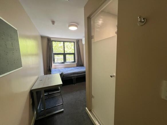 Compact, well-kept single bedroom with a large ...