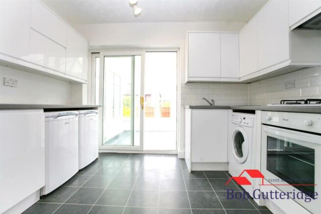 FITTED KITCHEN