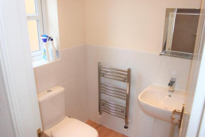EN-SUITE SHOWER ROOM