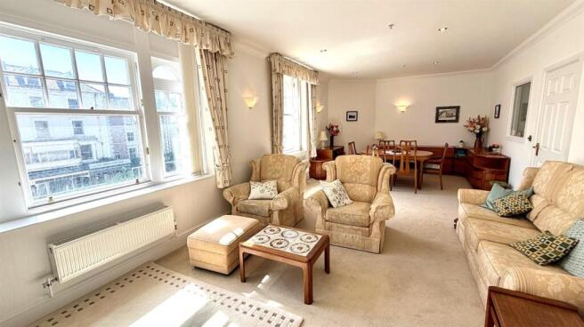 LOUNGE/DINING ROOM