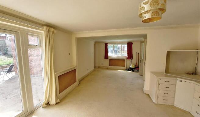 SPACIOUS LIVING ROOM