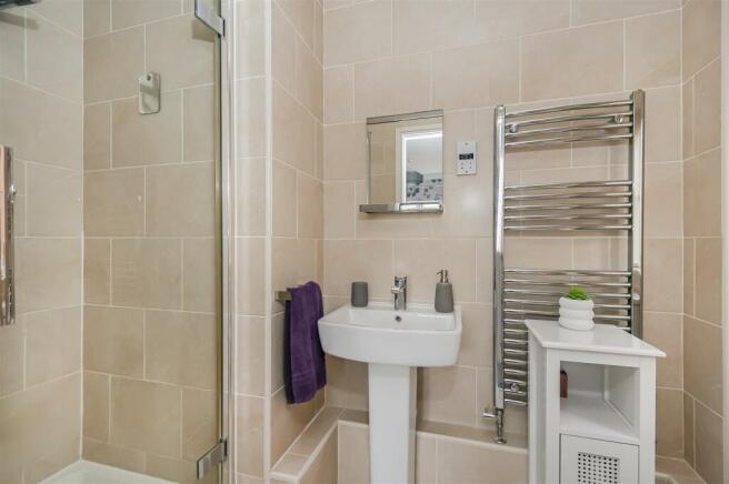 EN-SUITE SHOWER ROOM