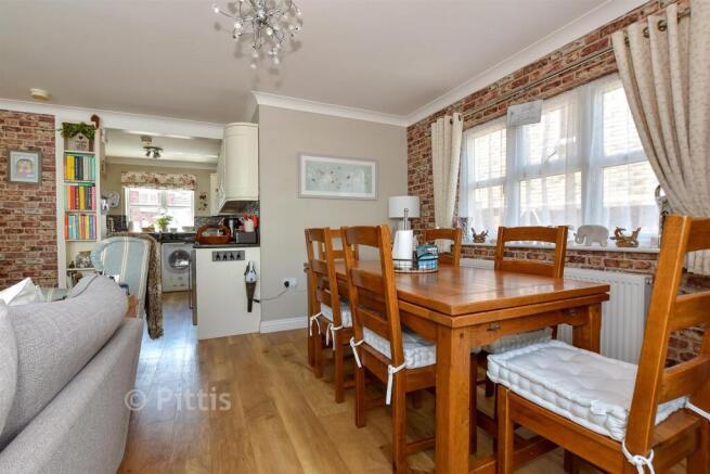 Lounge/Dining Area