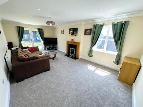 6 bed Detached for sale Image 9