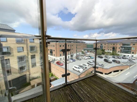 2 bed Apartment to rent Image 5