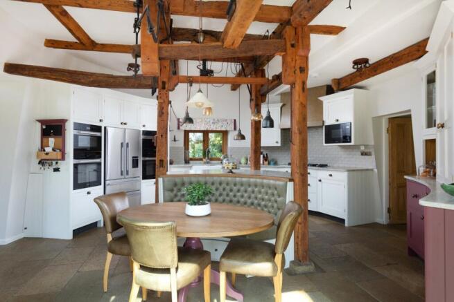 5 bed Detached for sale Image 4