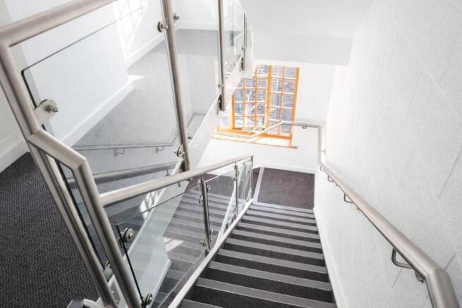4 bed Apartment to rent Image 12