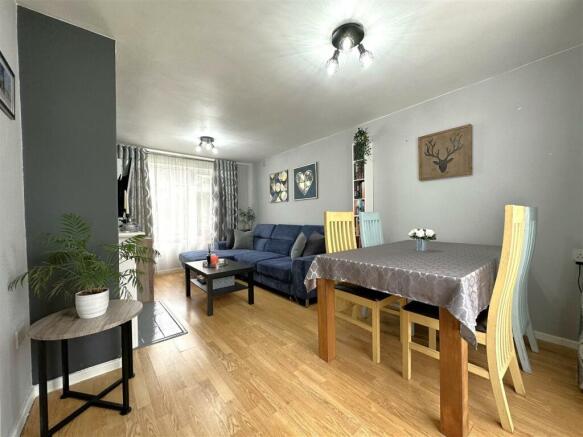 Generous Lounge/Diner 331