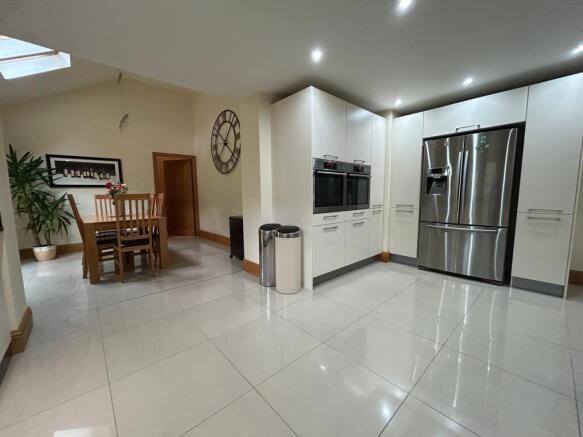 5 bed Detached for sale Image 4