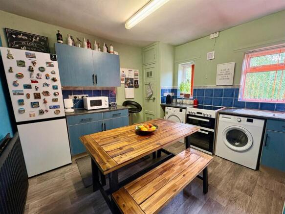 2 bed Flat for sale Image 4