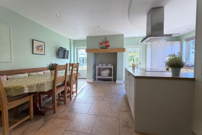 5 bed Detached for sale Image 10