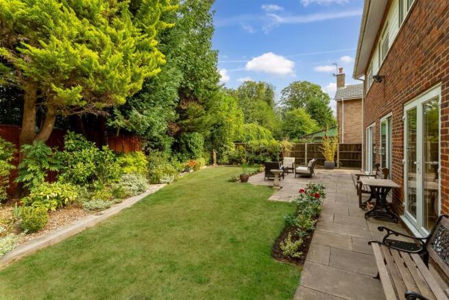 house-great-ellshams-banstead-105a.jpg