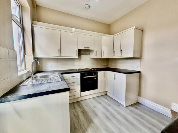 2 bed Terraced to rent Image 4