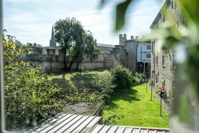 2 bed Apartment to rent Image 4