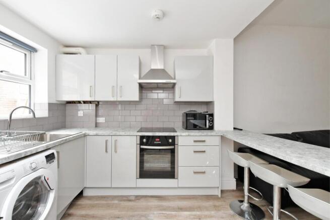5 bed House to rent Image 4