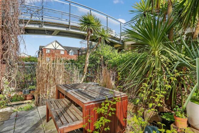 1676490665 - 7 Helios Road, SM7 - 4.jpg