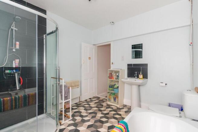 8D6RWH - Bathroom B.jpg