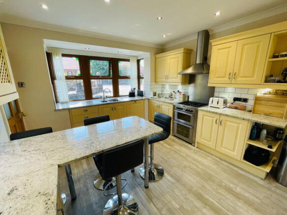 5 bed Detached for sale Image 4