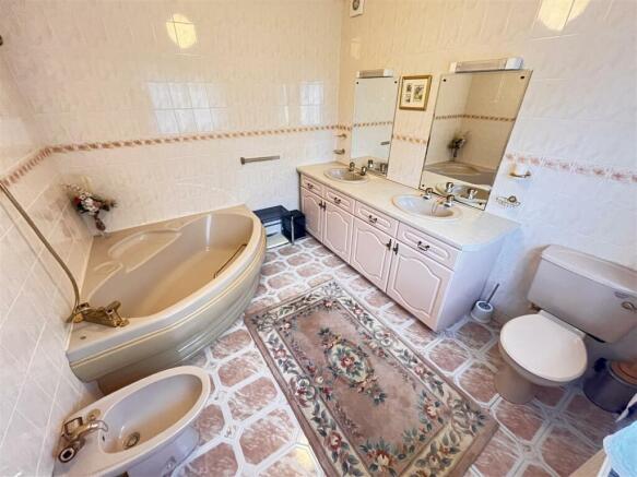 ENSUITE BATHROOM