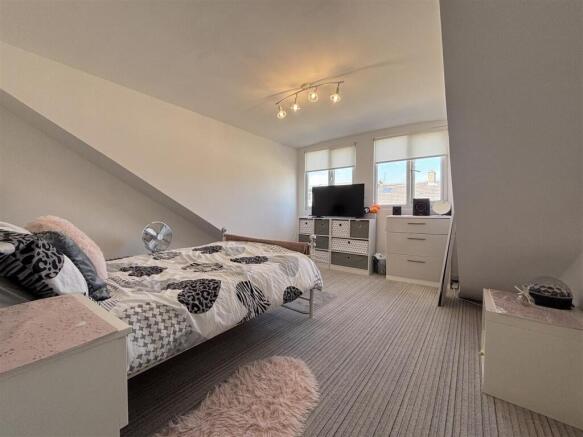 5 bed Terraced for sale Image 4