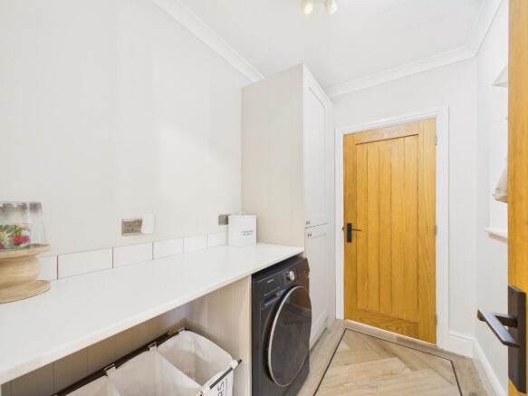 5 bed Detached for sale Image 12