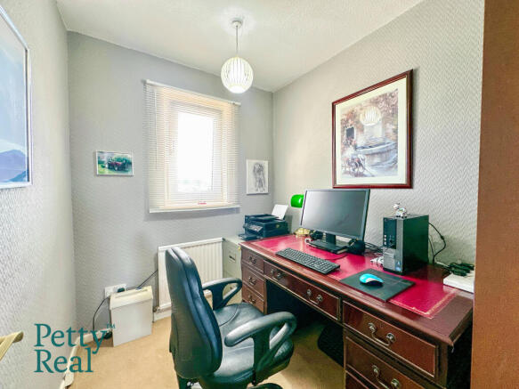 4 bed Semi-Detached for sale Image 10