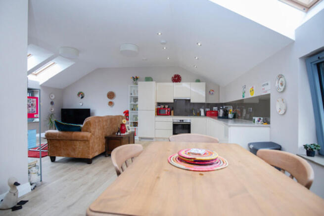 2 bed Apartment for sale Image 3
