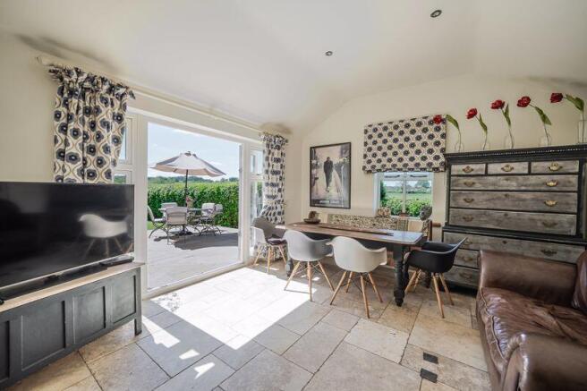 5 bed Detached for sale Image 8