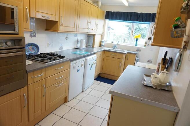 MODERN FITTED KITCHE