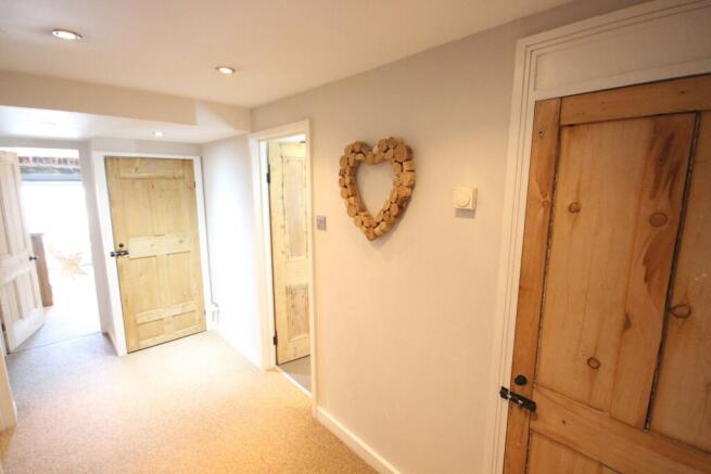 2 bed Apartment to rent Image 9