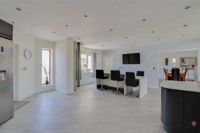5 bed Detached for sale Image 4