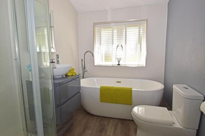 39 Pine Grove, bathroom.jpg